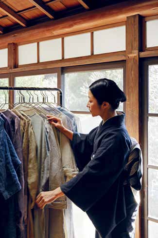 《KINFOLK家》大橋利枝子─葉山‧家 (上圖)利枝子最喜歡的布料是尚布蕾平織布，她也非常喜歡人字斜紋布以及立陶宛的麻布。在Fog Linen 的設計中經常能看到這些布料。