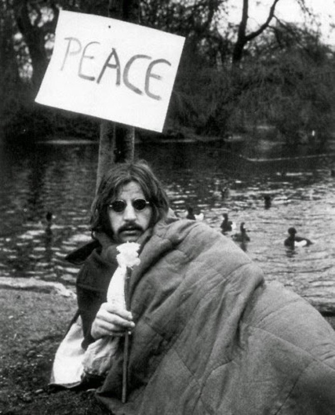 flower-power-by-photographer-bernie-boston-the-pulitzer-prize-21october1967-anti-vietnam-war-protest-march-to-the-pentagon-18-year-old-george-edgerly-harris-the-flying-tortoise-004