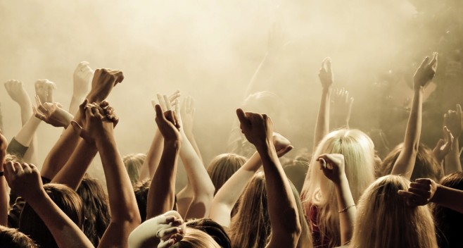 concert-smoke-crowd-people-concert-music-youth-club-photos-crowd-cheering-the-mood-the-smoke-tools-136417-2560x1440