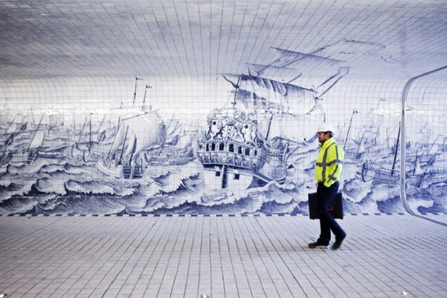 Amsterdam, 11 maart 2014 Amsterdam Centraal, IJSEI. ontwerp keramische tegelwand Irma Boon in fietstunnel onder Amsterdam Centraal Station, architect Benthem Crouwel, Foto Felix Kalkman