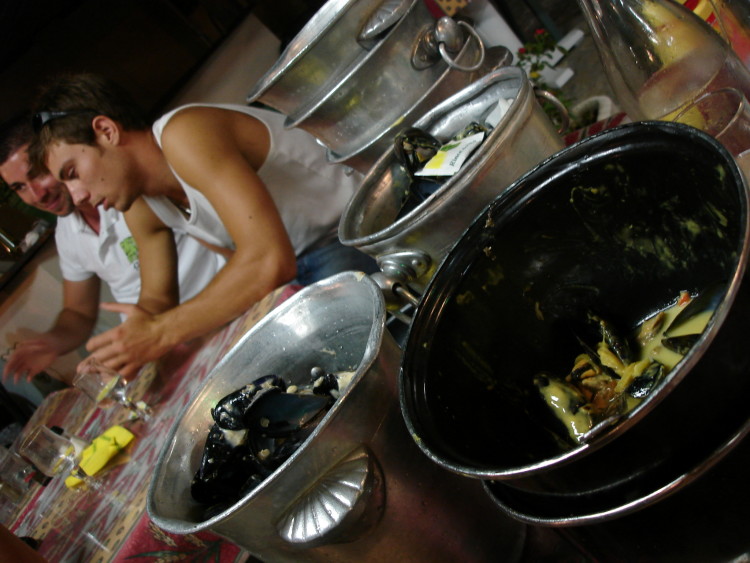 moules à volonté 菲比這次吃了四盆,但若朋友也能夠繼續吃,我應該可以完結六盆以上