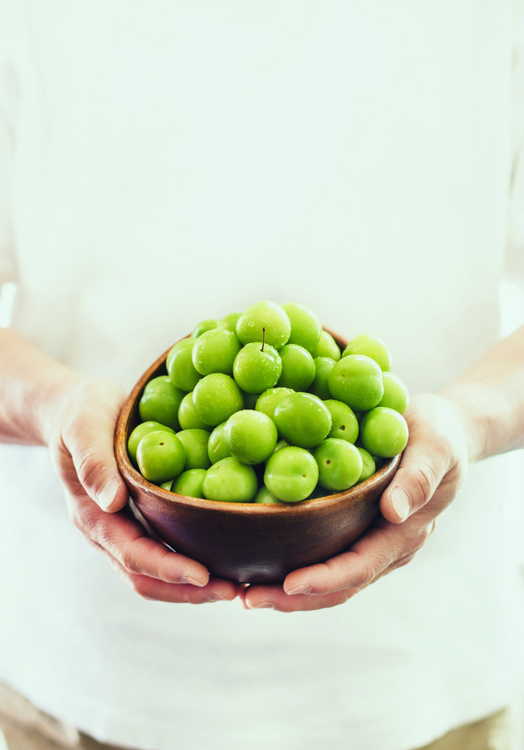 green plums in a bowl