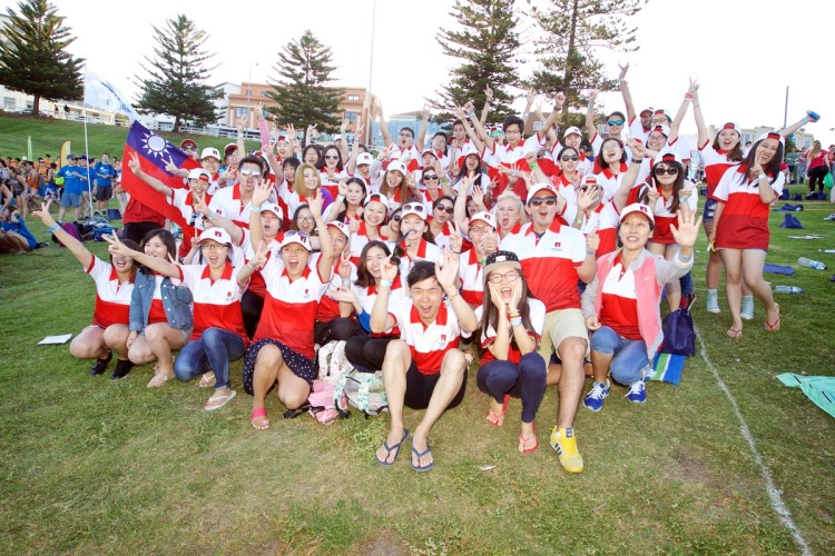 筆者為手拿國旗者 2016 the Biggest English Lesson @ Bondi Beach