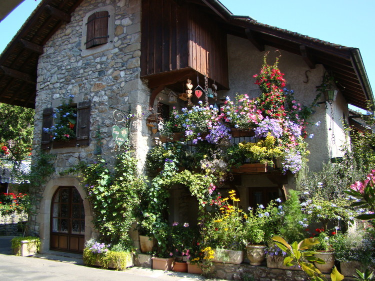 Yvoire-City-750x563