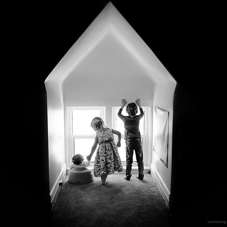 adaymag-3-cats-3gods-3kids-lovely-family-017