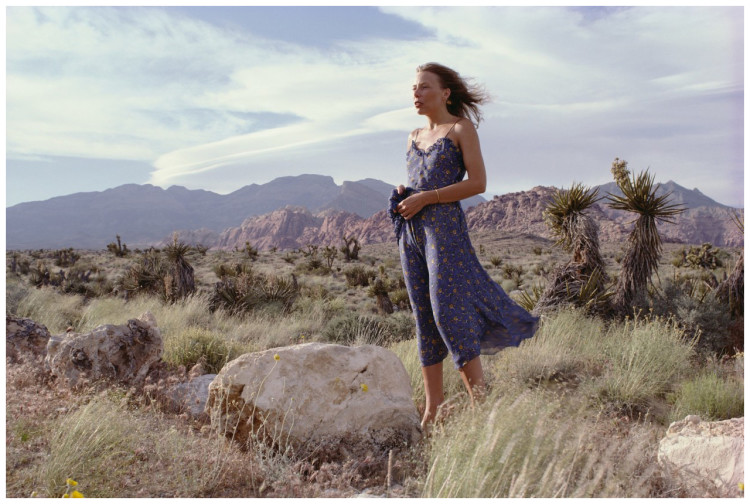 ca. 1978 --- Joni Mitchell Standing in a Desert --- Image by © Henry Diltz/Corbis