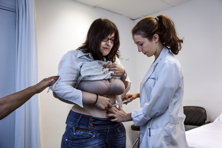 Barcelona, Spain - May 2012 Sandra during the first medical check twenty days after the surgery. Alejandra Parri, a nutritionist at the Hospital del Mar has followed Sandra throughout the journey before and after the surgery. Barcellona, Spagna - Maggio 2012 Sandra la primo controllo a venti giorni dall'operazione. Alejandra Parri, nutrizionista del Hospital del Mar che ha seguito Sandra durante tutto il percorso pre e post operatorio.