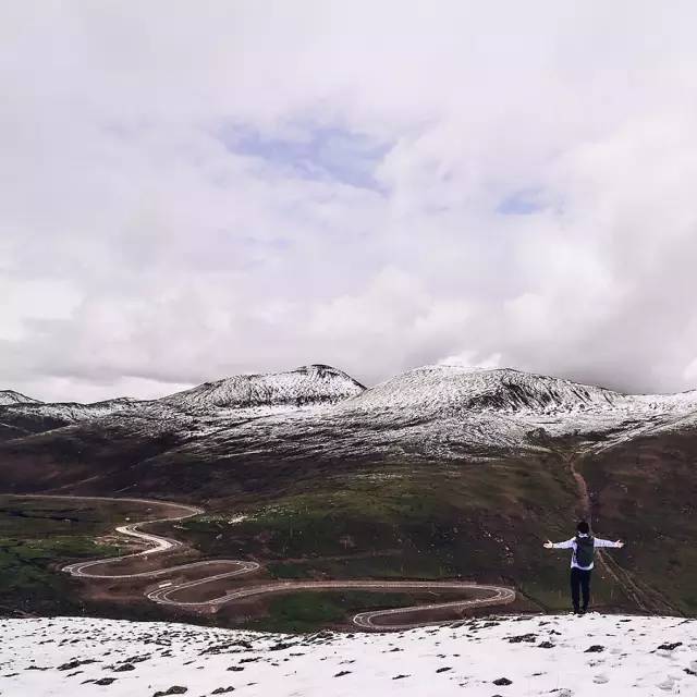 △第 一 次 看 見 綿 延 一 片 的雪 山 ，內 心 難 掩 激 動 。