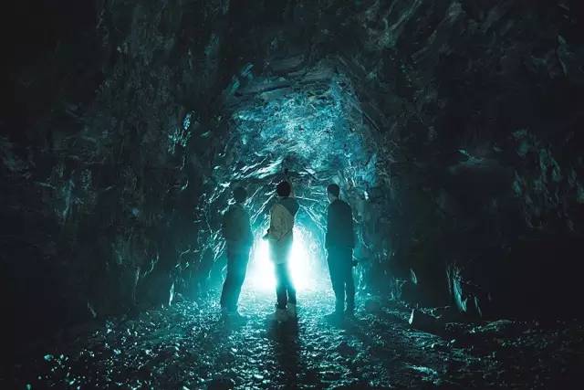 △ 到 達 畢 棚 溝 ，誤 闖 了 一 個 煤 礦 ， 看著 這 伸 手 不 見 五 指 的 山 洞 裡 ， 像 是前 方 未 知 的 旅 程， 迎 來 了 一 道 最 耀 眼 的 聖 光 。