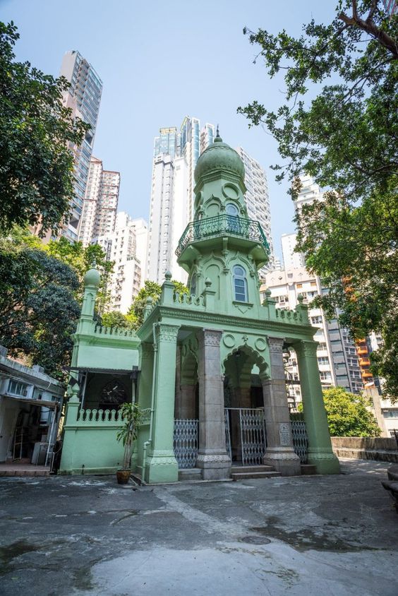 有 別 於 周 遭 建 築 , 清 真 寺 看 起 來 格 外 醒 目 。