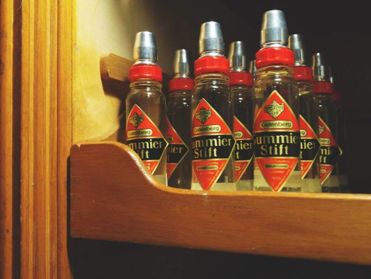 gutenberg-gutenberg-glue-of-glass-bottle-2