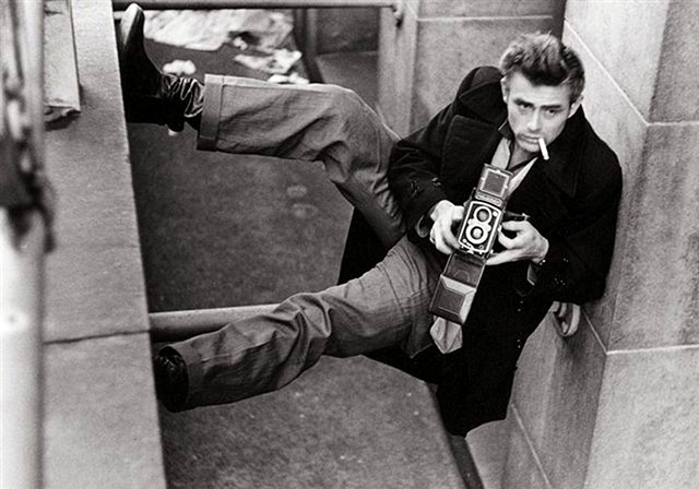 james-dean-with-a-rolleiflex