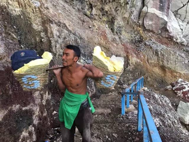 印尼活火山 世 界 上 最 危 險 的 職 業 ： 礦 工 。