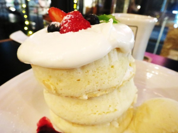 扎 實 有 厚 度 的 鬆 餅 是 店 內 人 氣 招 牌 。 