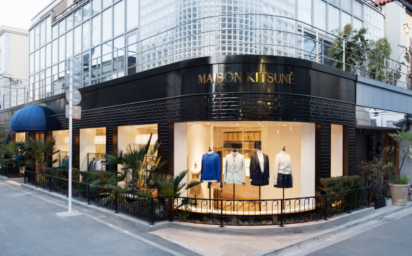 同 品 牌 的 服 裝 店 。