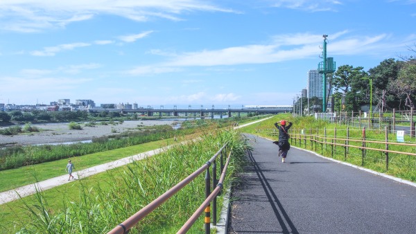 這 裡 有 大 片 大 片 的 公 園 綠 地 河 川 ， 一 望 無 際 的 遠 方 是 看 不 盡 的 日 出 和 夕 陽 。 擁 有 現 代 都 市 生 活 的 同 時 ， 還 有 讓 人 愛 不 完 的大 自 然 。