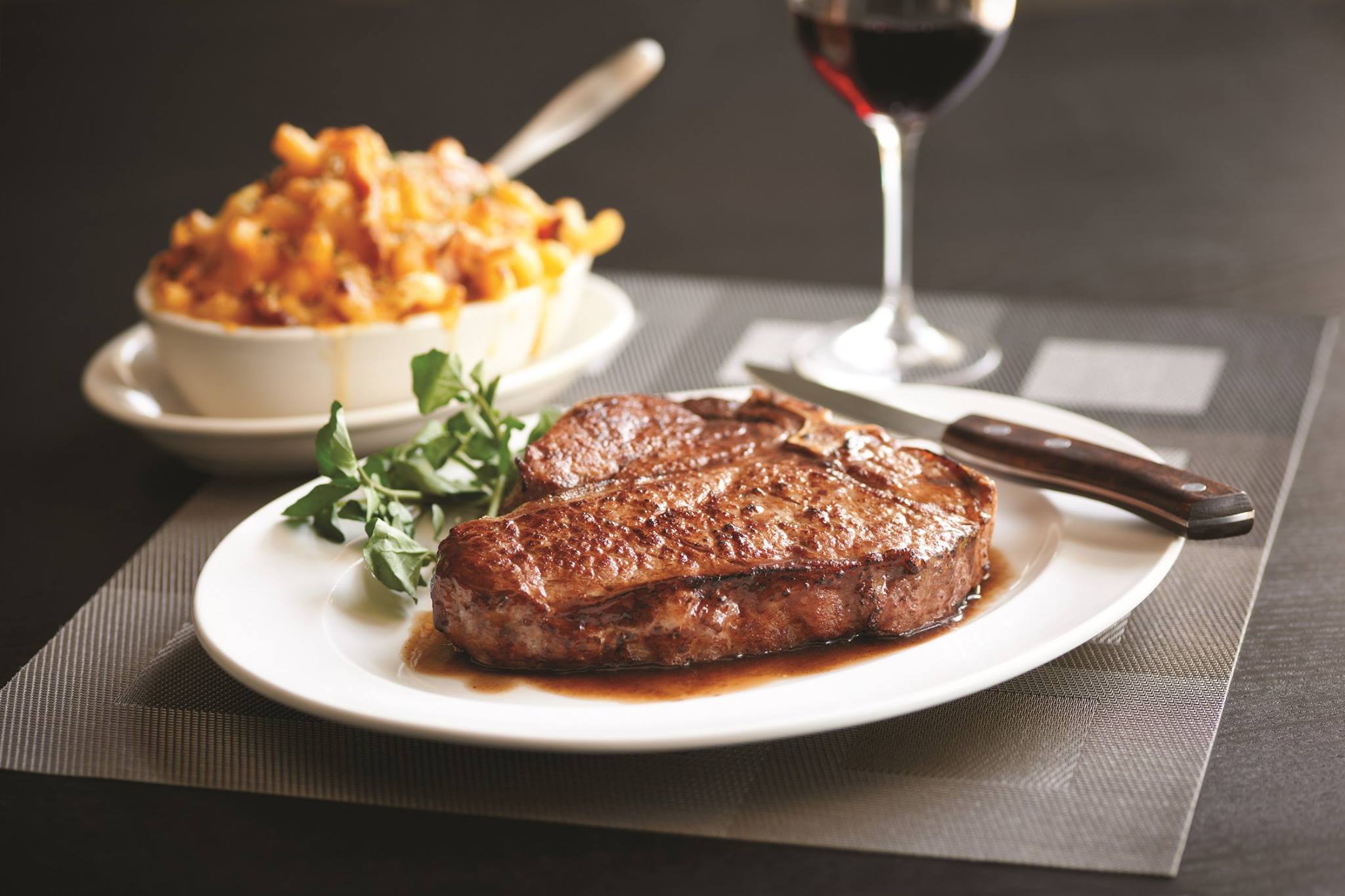 照 片 來 源 ：Morton’s The Steakhouse – Taipei 台 北 莫 爾 頓 牛 排 館 CC by 2.0