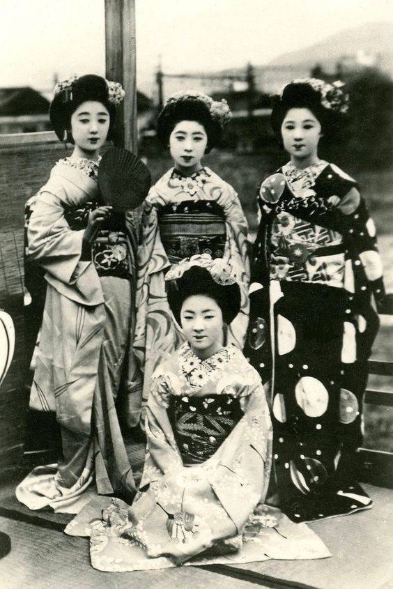 圖 拍 攝 於 1 9 0 0 年 , 藝 伎 們 。