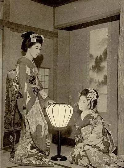 兩 名 藝 妓 在 緊 張 地 排 練 中 。