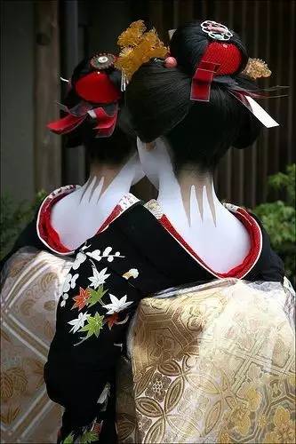 藝 伎 美 麗 的 香 肩 。