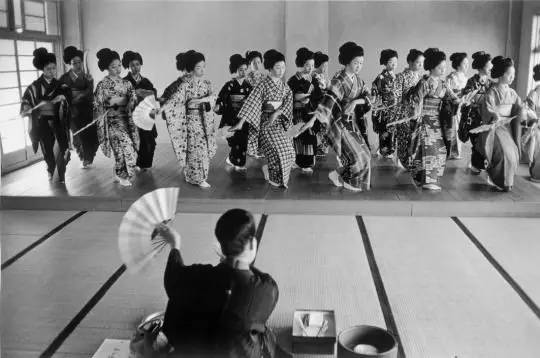 圖 為 , 1 9 6 0 年 京 都 的 藝 妓 培 訓 班 , 老 師 在 指 導 扇 舞 。