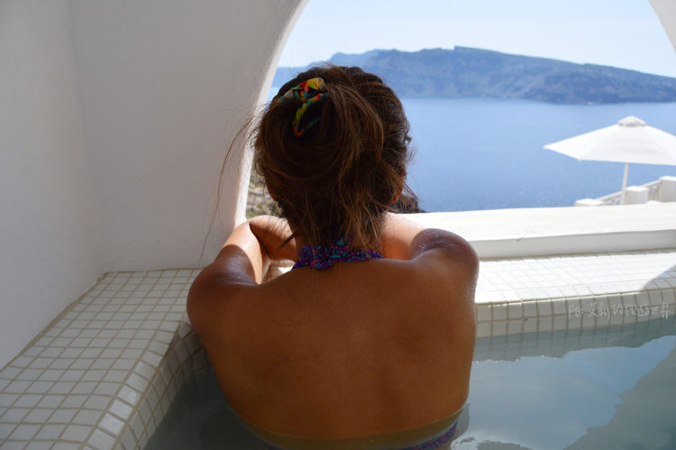 greece-santorini-signature-scenic-view-oia-hot-tub