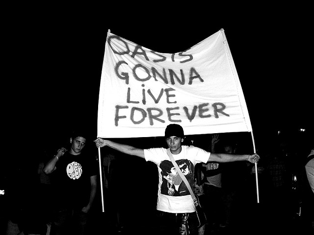 《Live Forever》是Oasis的代表作(圖為歌迷)。