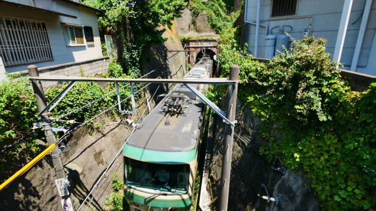 ▲ 五○○形電車與全線唯一的隧道「極樂洞」。
