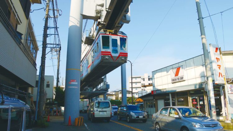 ▲ 江之島站旁的湘南電車，為少見的懸掛式單軌電車