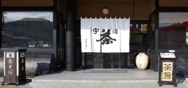 伊 藤 久 右 衛 門 以 抹 茶 產 品 聞 名 。