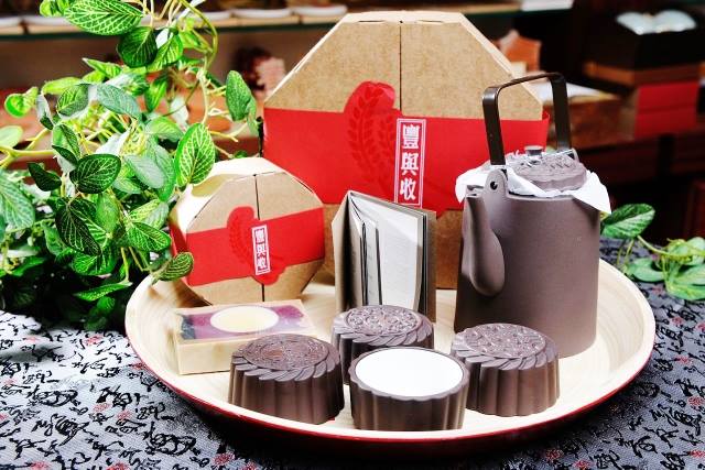 moon-cake-teakettle