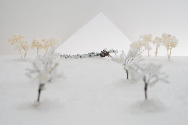 王意婷 / I-Ting Wang 感官的記憶-1 / Memory of Senses#1 胸針 / Brooch 紅銅、925銀、琺瑯、水蛋白 / Copper, 925silver, enamel, Hyalite 攝影: 陳若軒 / Photographer : RoHusan Chen