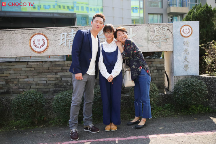 〈老爸上身〉劇照，左起謝祖武、黃姵嘉、曹蘭