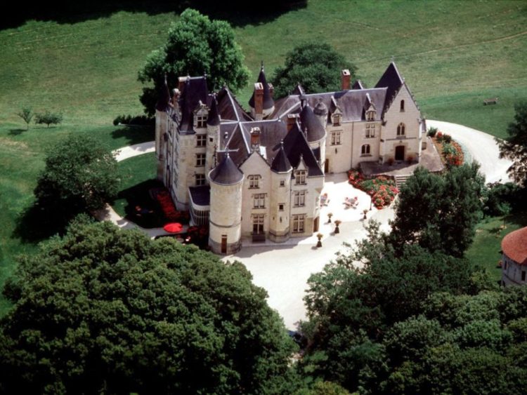 1500276796-hbz-castles-chateau3-1499972597