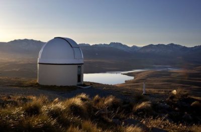 由於光害低，此地建置了約翰山天文臺（Mount John），是全紐西蘭肉眼與機器觀星最棒的天文台瞭望點。