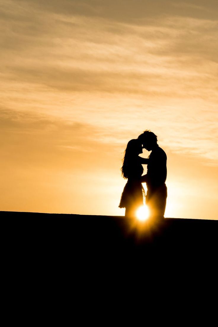 夕陽下牽手的情侶背影，對應文章探討戀愛腦、感情付出與關係界線