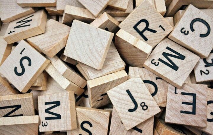 木製字母積木象徵文字組合、內容創作與文案靈感