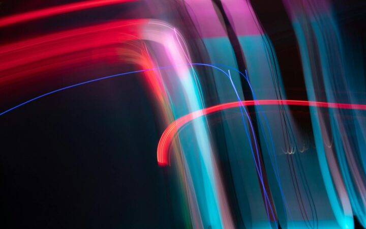 五彩燈光與模糊光點交織，象徵迷惘與情緒澎湃的內心狀態