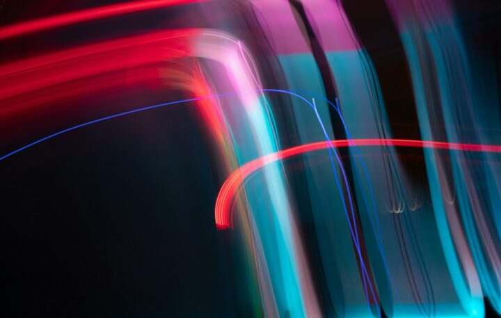 五彩燈光與模糊光點交織，象徵迷惘與情緒澎湃的內心狀態