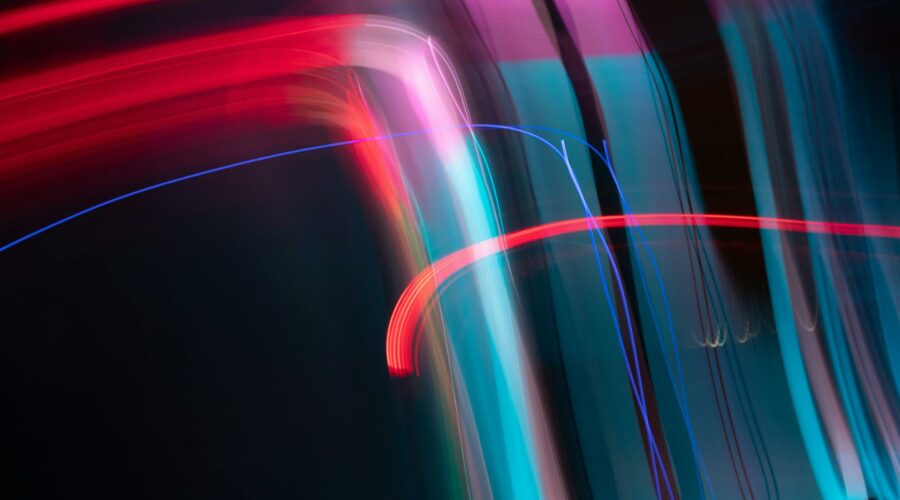 五彩燈光與模糊光點交織,象徵迷惘與情緒澎湃的內心狀態