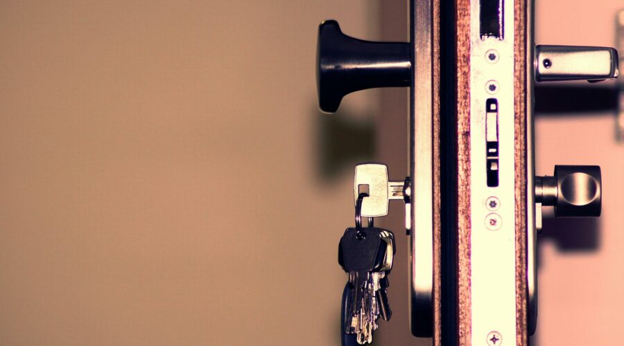 插著鑰匙的房門特寫,呈現回家與安全感的意象