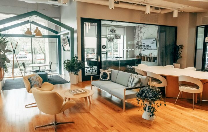 溫馨明亮的辦公室空間，象徵舒適的工作環境與良好的職場氛圍