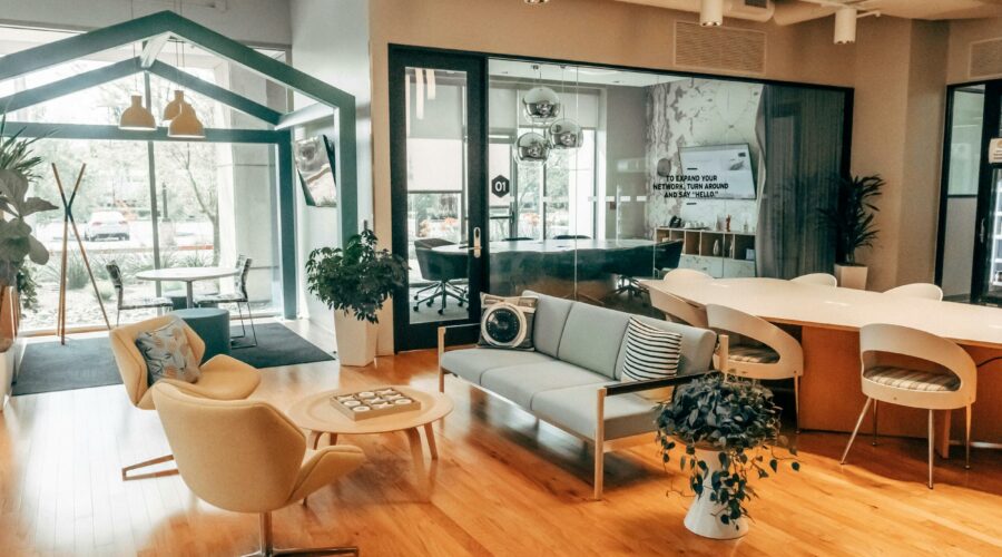 溫馨明亮的辦公室空間，象徵舒適的工作環境與良好的職場氛圍